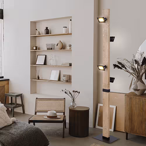 Stehleuchte mit vier Flammen